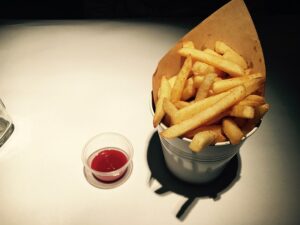 Een klassieker: de puntzak friet 2 Putzak friet met saus