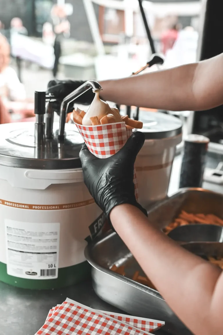 Frietjes serveren